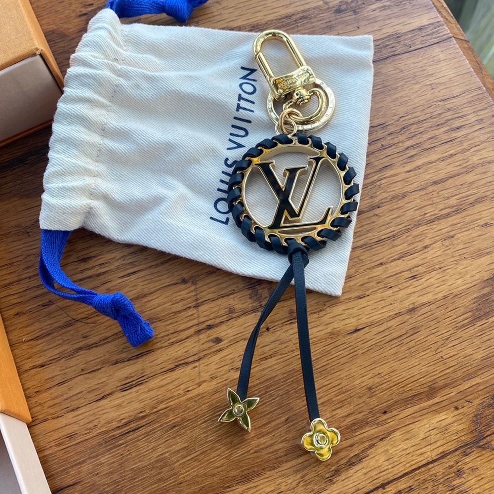 Louis Vuitton  New key chain holder with purse clip